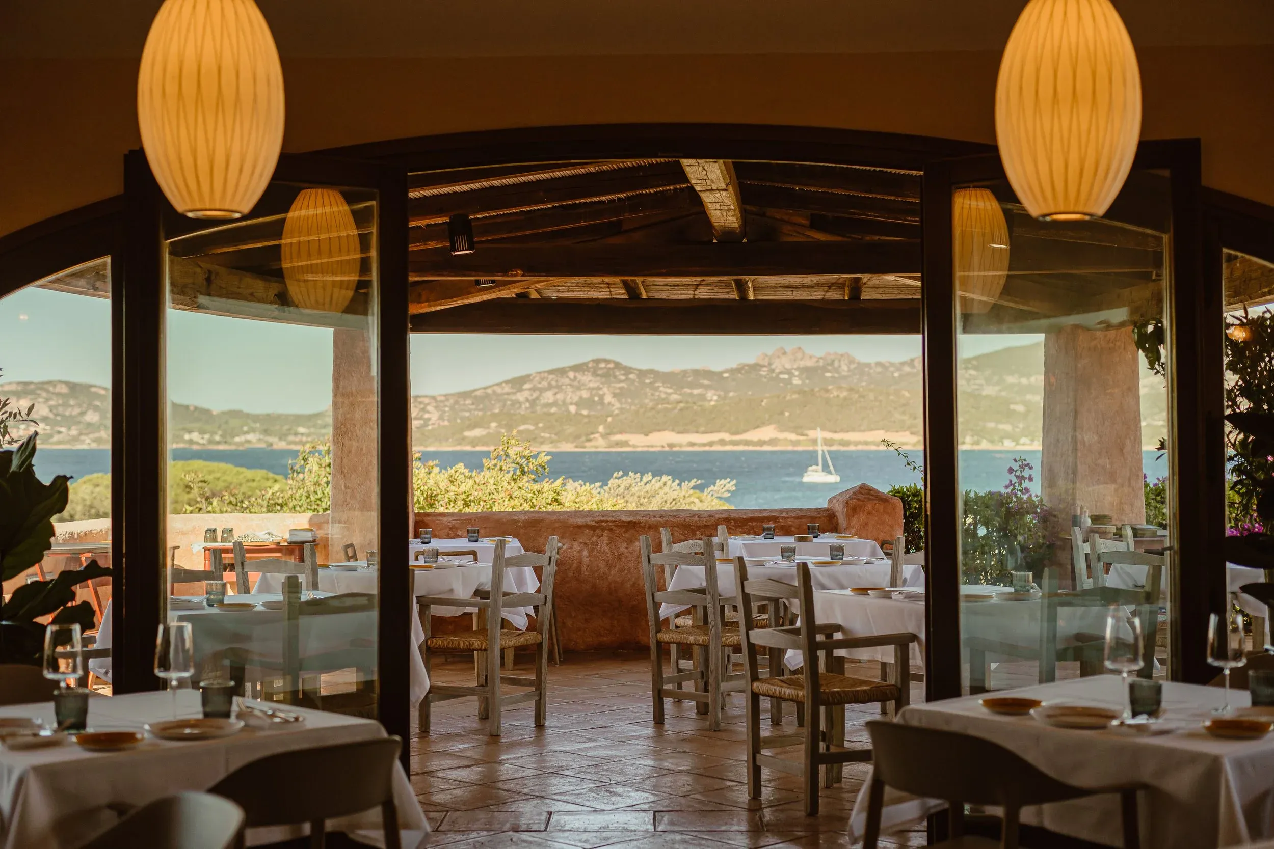 A ZAÏA Sardinia étterem külseje és terasza