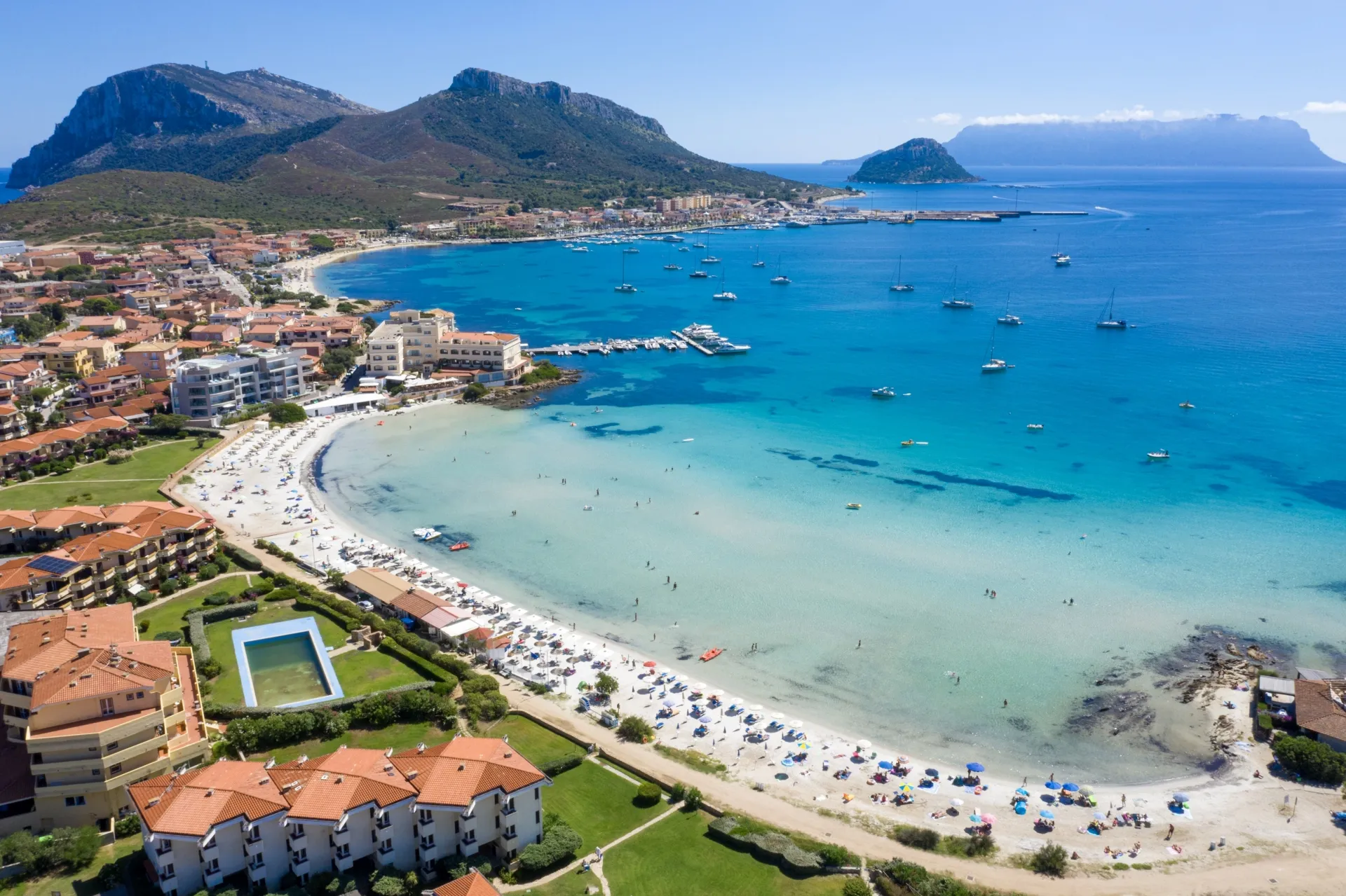 Golfo Aranci látképe a tenger felől