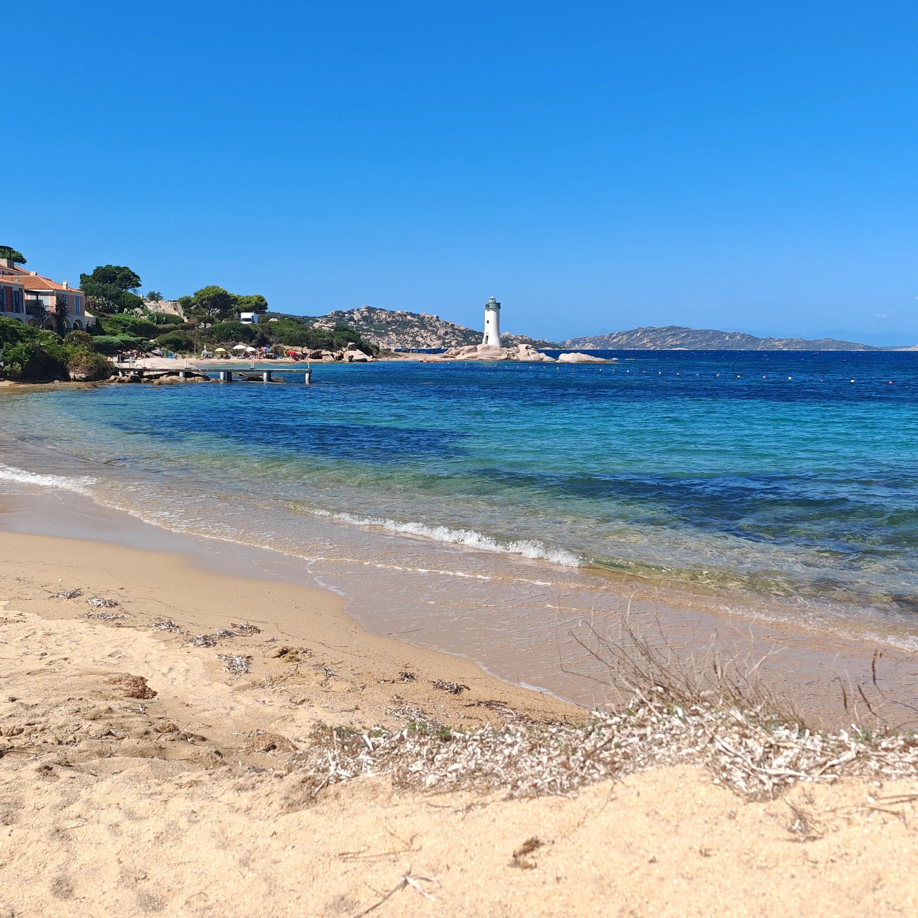 A Punta Palau világítótornya a Cala Palau strandjáról nézve