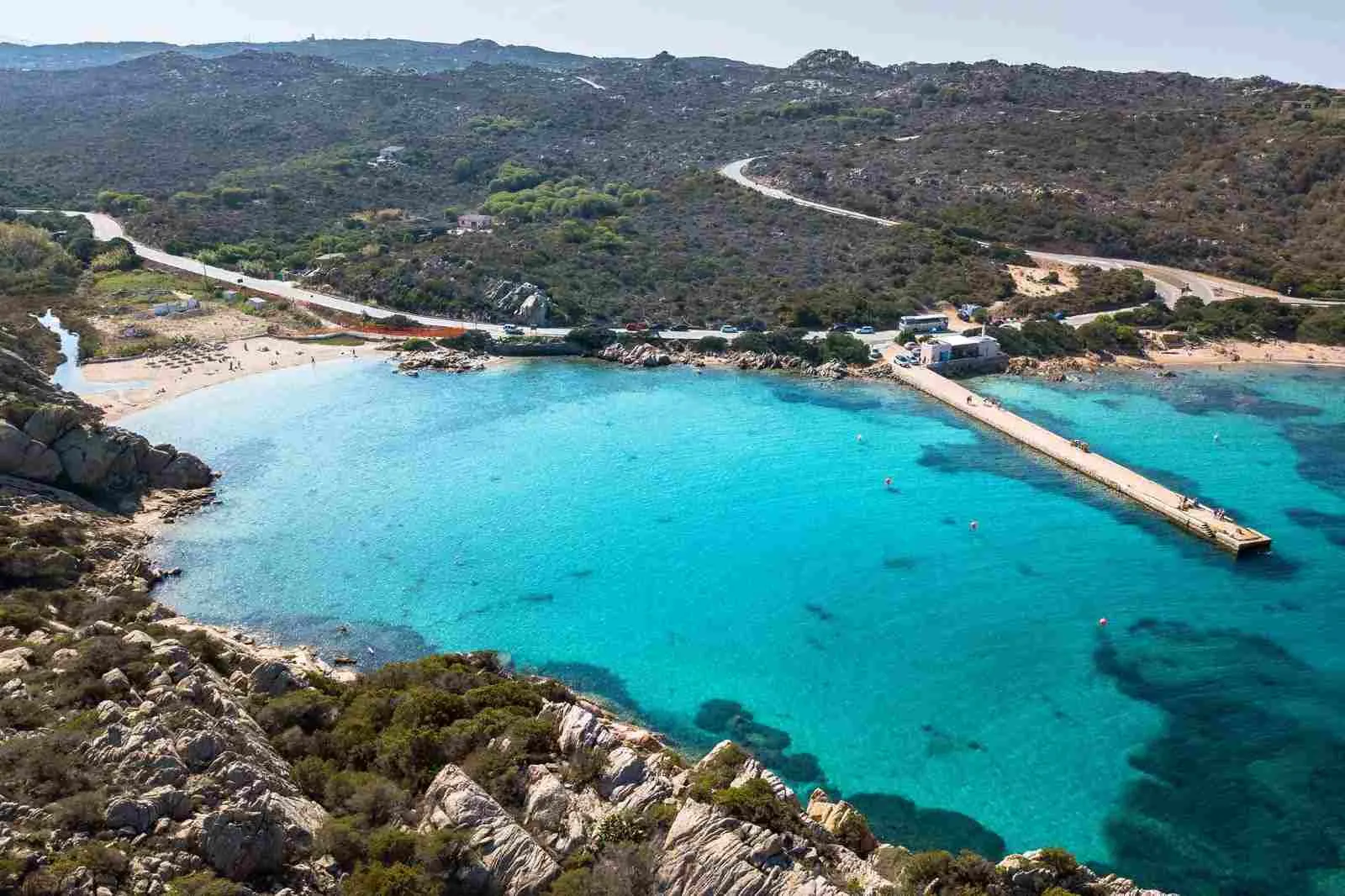 A Cala Spalmatore homokos öble és világos tengere