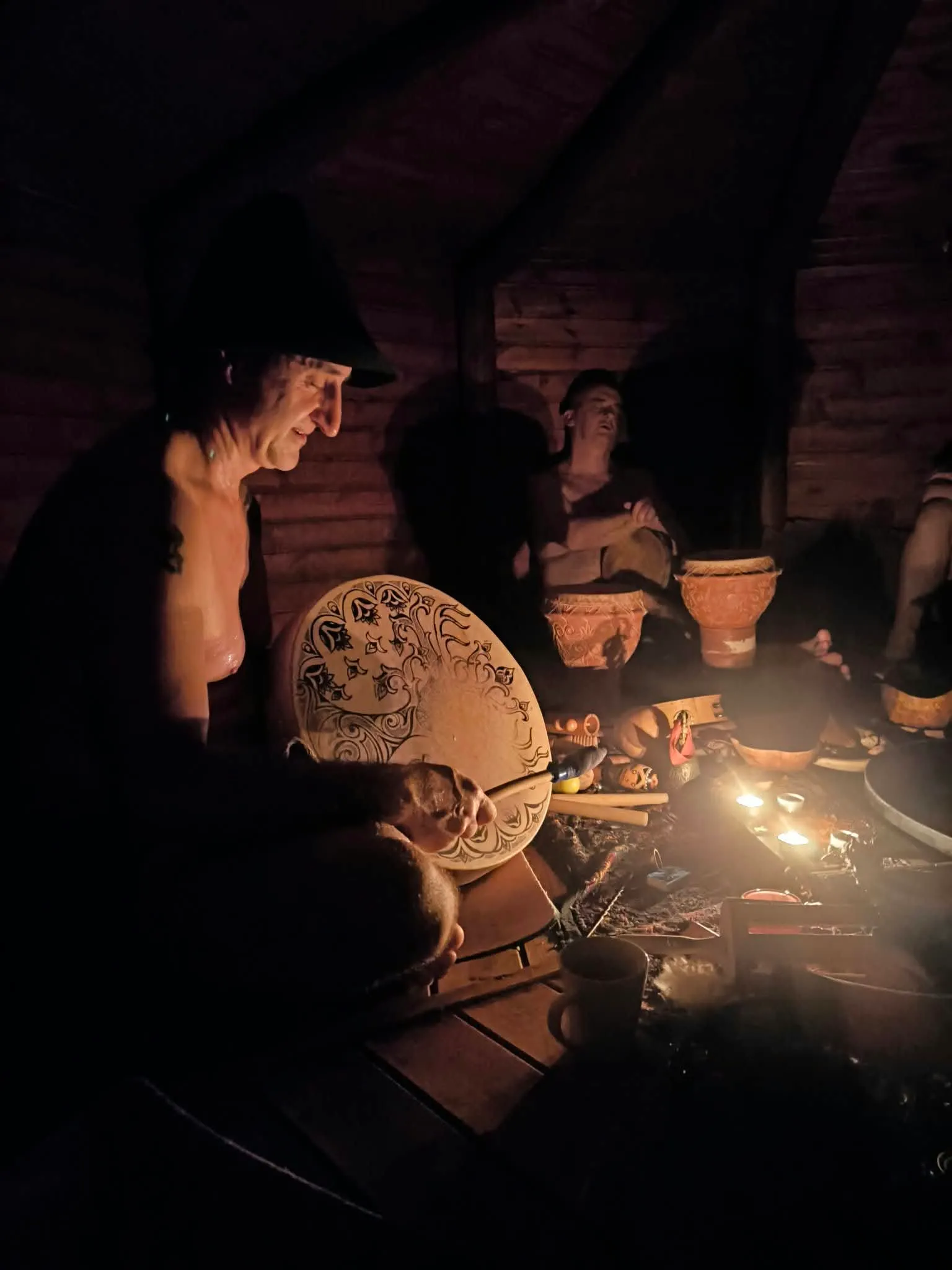 Csendkunyhó Szer, 19.30–21.30
