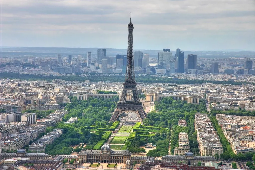 Légifotó az Eiffel-toronyról és a Champ-de-Mars parkról