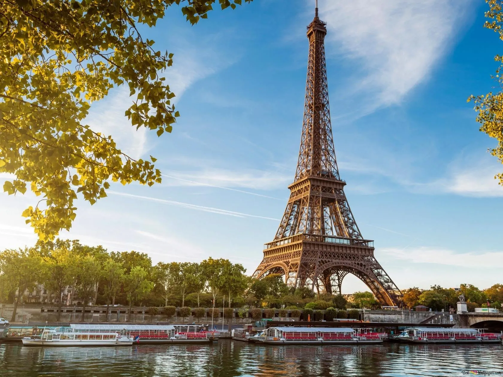 Az Eiffel-torony a Szajna partjáról, ősz színű lombokkal