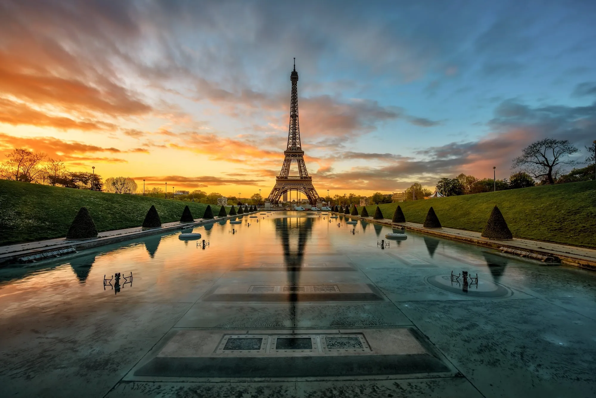 Naplemente az Eiffel-torony fölött, a tükröződő medencében