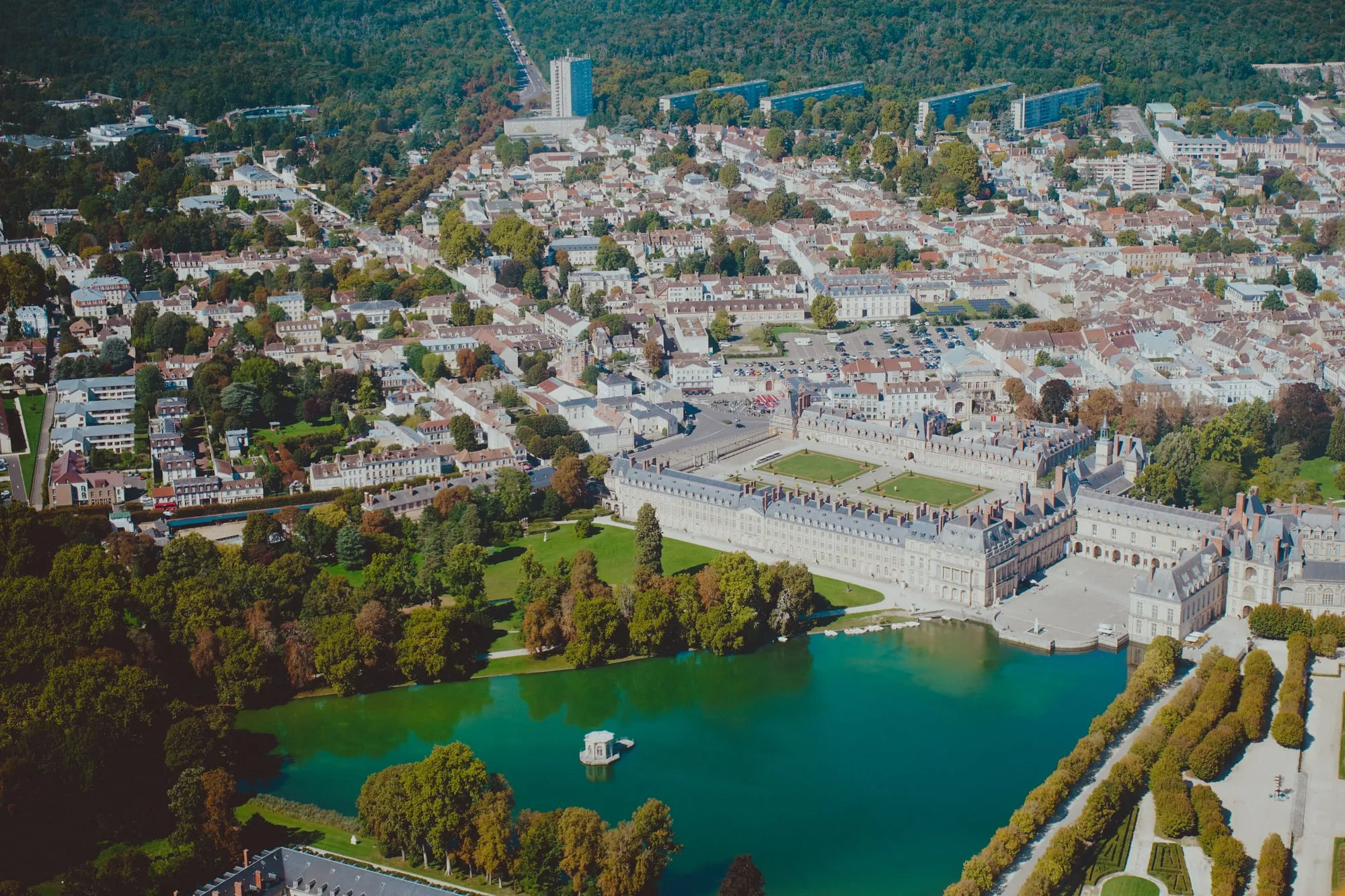 Fontainebleau madártávlatból: a kastély, a tó és a város