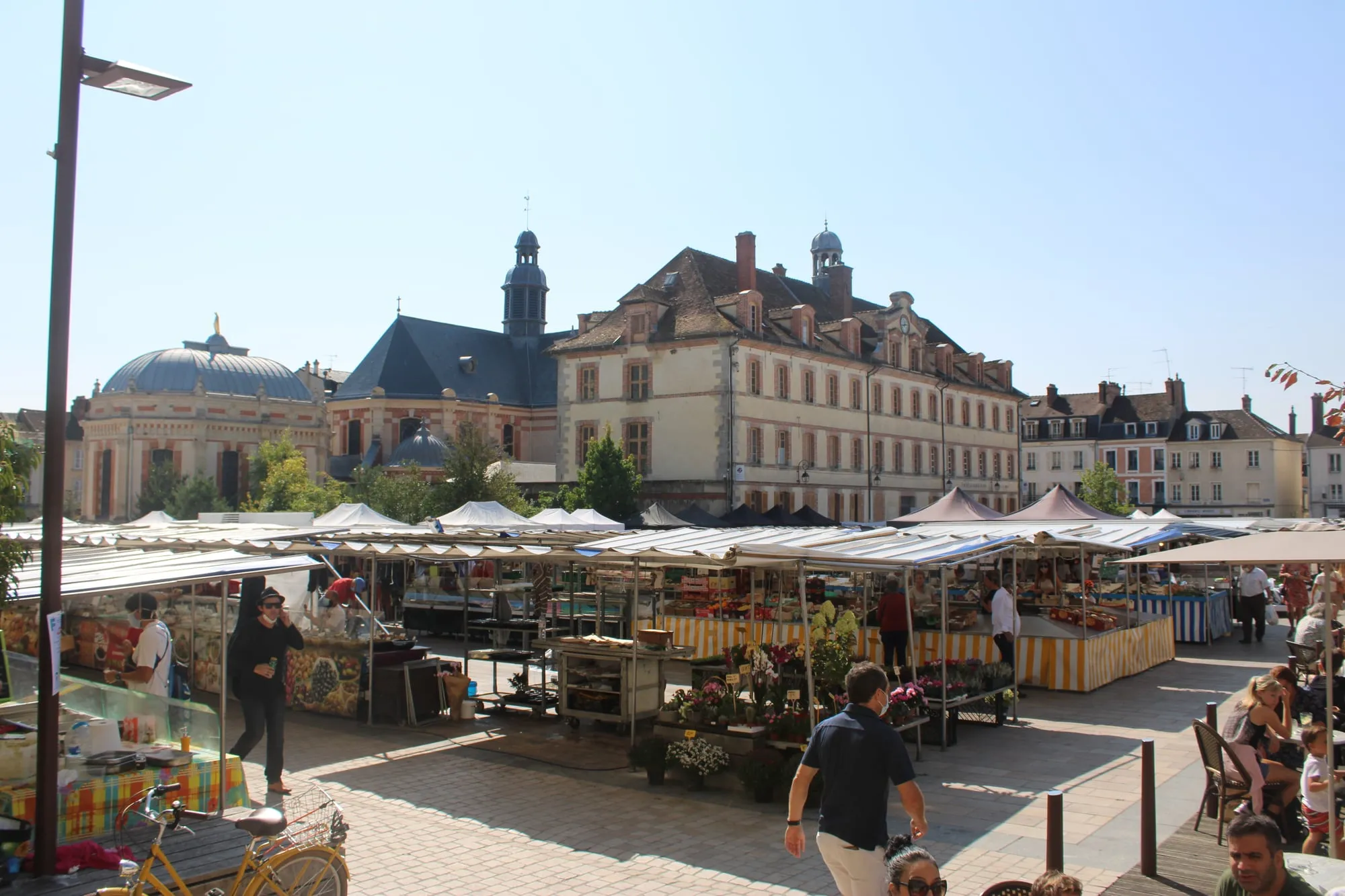 Piaci standok a Fontainebleau-i Saint-Louis téren, a háttérben a városháza