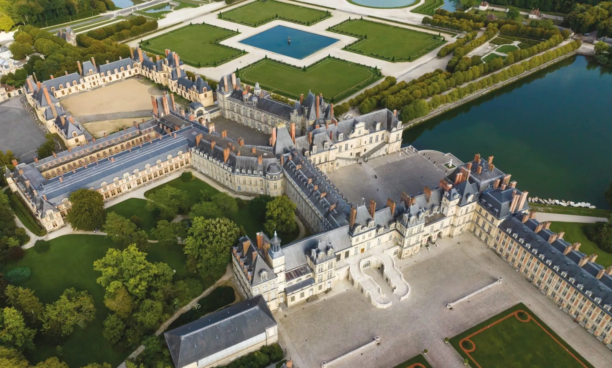 A Fontainebleau-i kastély és a francia kertek madártávlatból