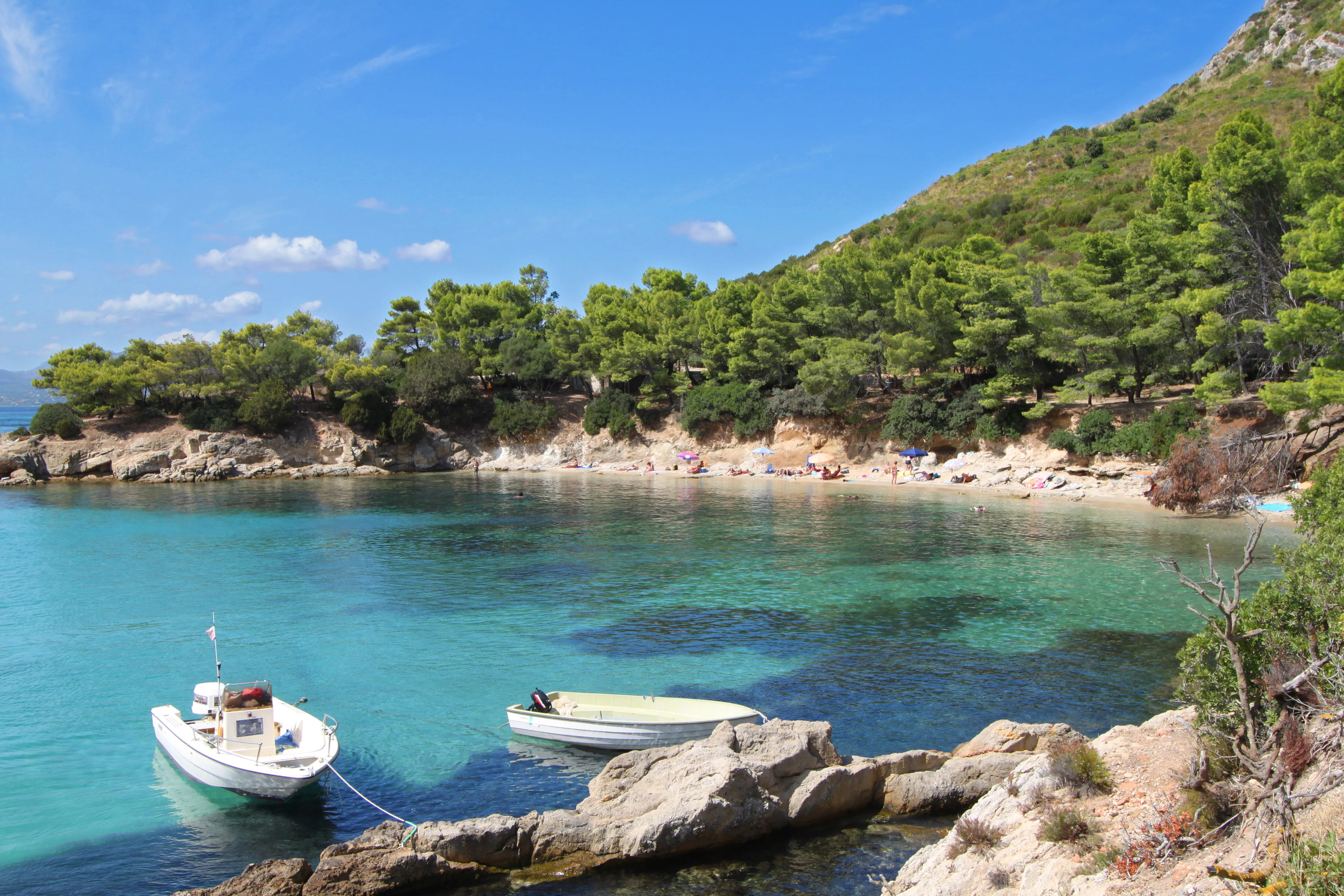 Cala Moresca sziklás öble és kék tengere