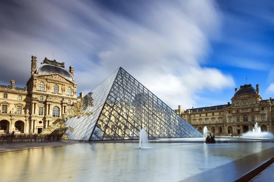 A Louvre üvegpiramisa és a palota udvara