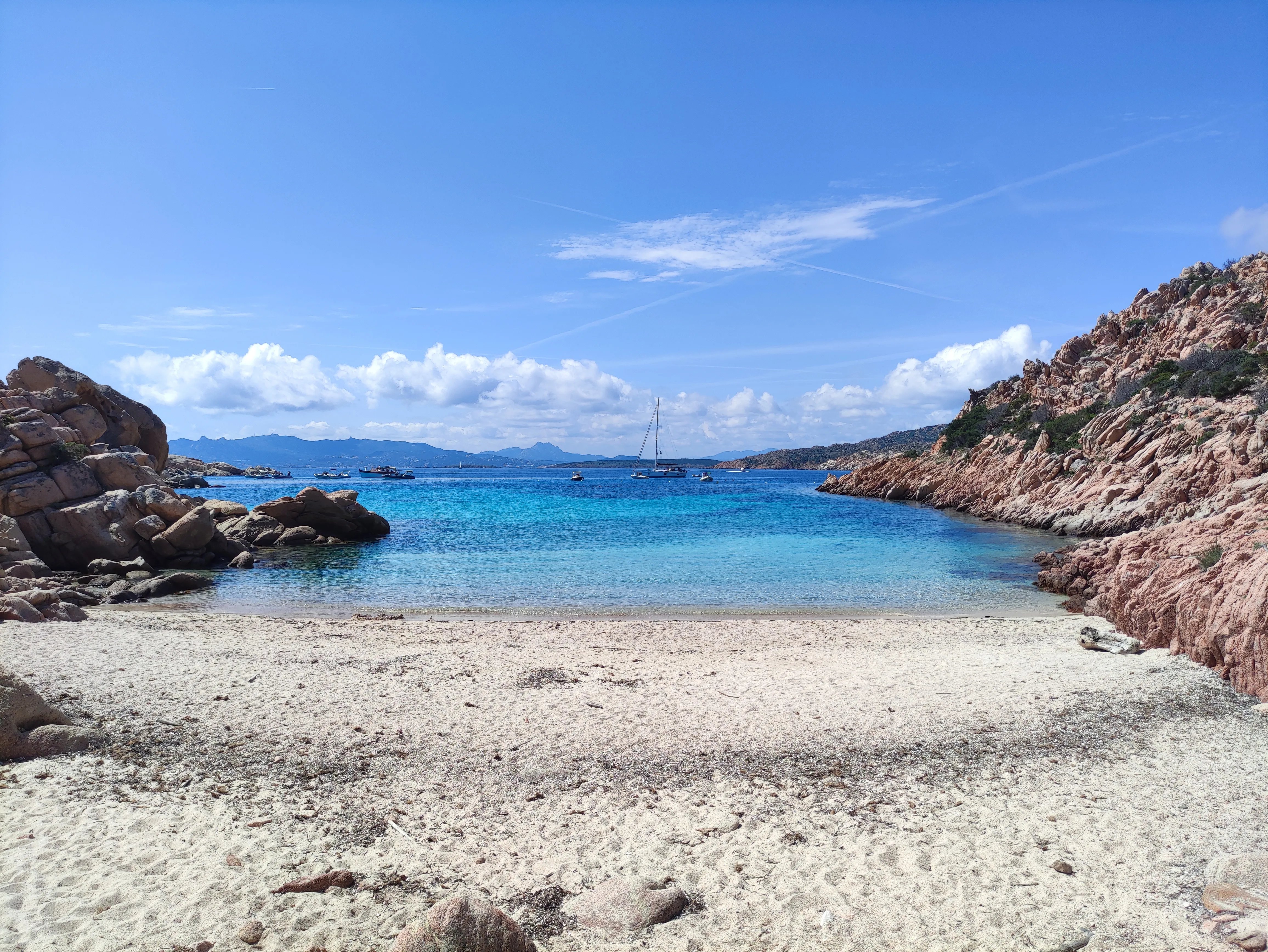 A Cala Coticcio türkiz öble Caprera szigetén