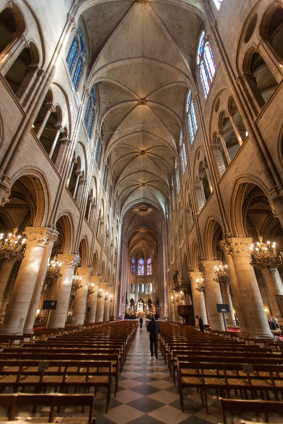 A Notre-Dame gótikus boltozata és a padsorok belülről