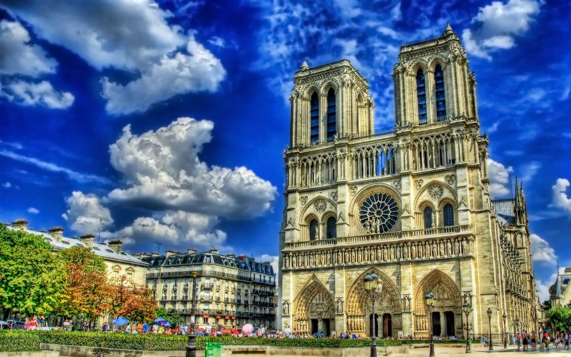 A Notre-Dame homlokzata kék égbolt alatt