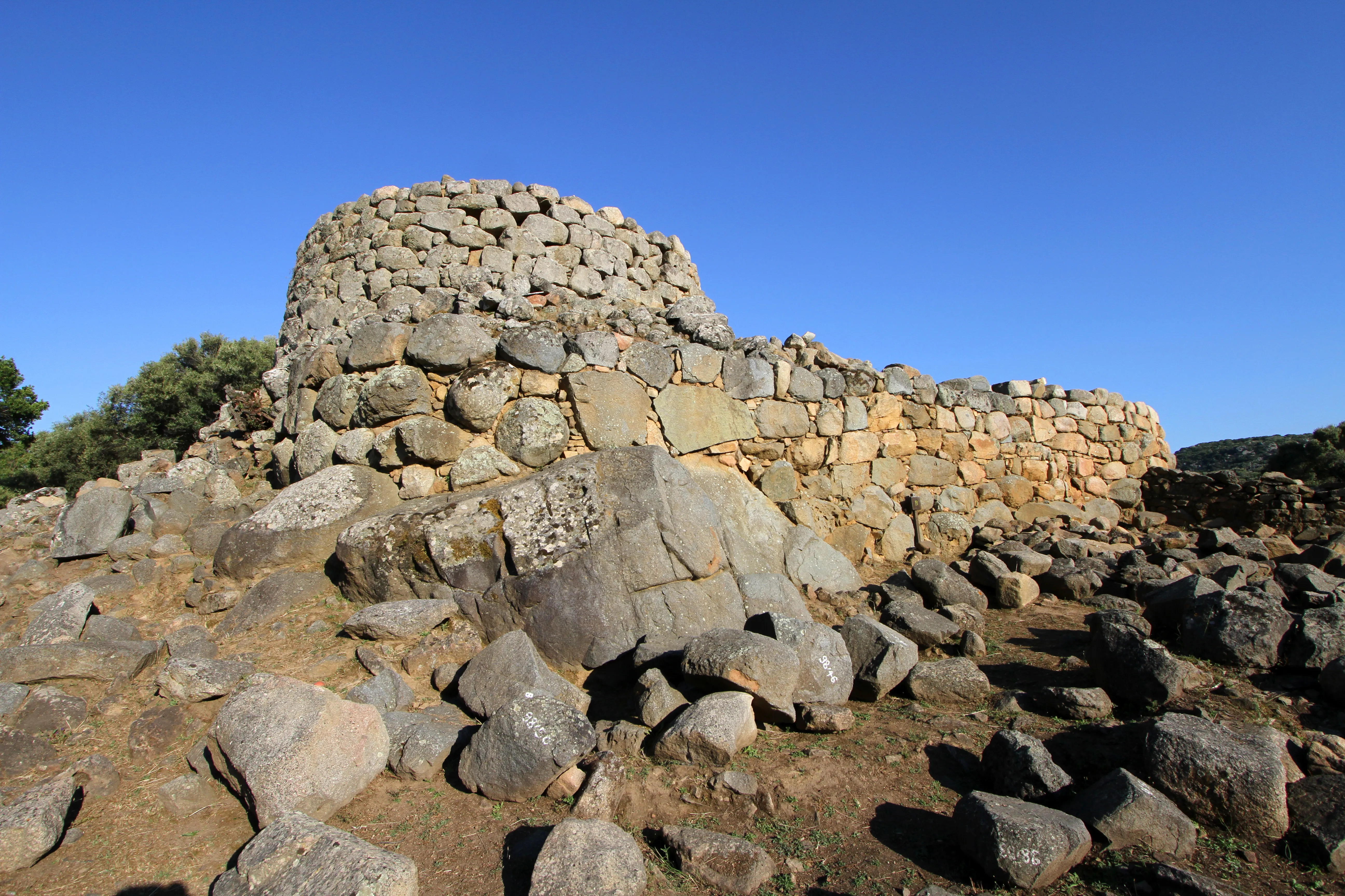 A Nuraghe La Prisgiona bronzkori kőépítménye Arzachenában