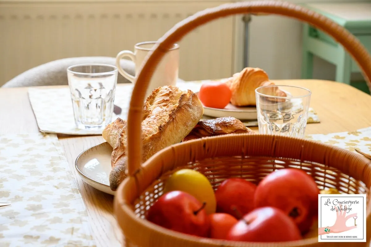Közelkép a reggeliről: bagett, croissant és kosárnyi gyümölcs